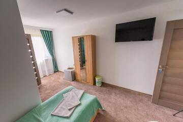 Фото номера Двухместный номер Делюкс с 2 отдельными кроватями Отель Pensiune CasaMircea г. Бистрица 13