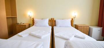 Фото номера Улучшенный двухместный номер с 2 отдельными кроватями Отель Hotel Decebal Bistrita г. Бистрица 4